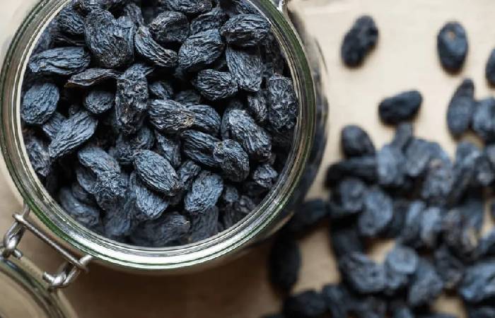 wellhealthorganic.com:easy-way-to-gain-weight-know-how-raisins-can-help-in-weight-gain